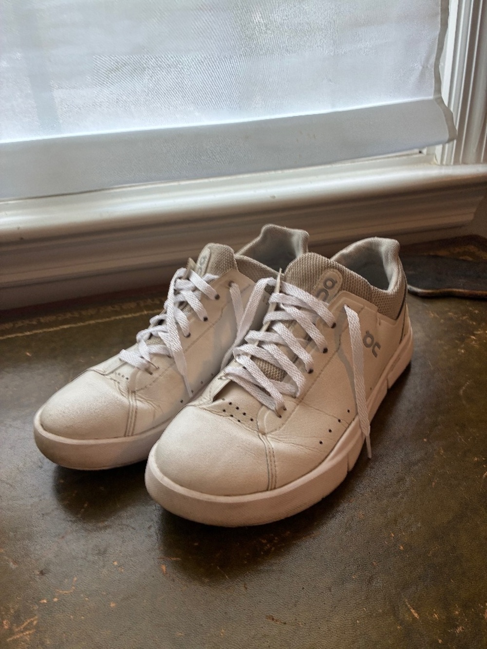 Women’s ON Running The Roger Advantage size 8.5 (worn) $35.00 Size: 8.5